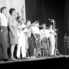Torino, Teatro Alfieri – Il coro del NCI – si riconoscono da sinistra: Bruno Fontanella, Amedeo Merli, Jo Garceau, Paolo Ciarchi, Silvia Malagugini, Gualtiero Bertelli, Cati Mattea, Rudi Assuntino – Foto © Giorgio Vezzani