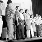 Torino, Teatro Alfieri – Il coro del NCI – si riconoscono da sinistra: Policarpo Lanzi, Bruno Fontanella, Amedeo Merli, Delio Chittò, Jo Garceau, Silvia Malagugini, Gualtiero Bertelli, Cati Mattea – Foto © Giorgio Vezzani