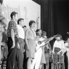 Torino, Teatro Alfieri – Il coro del NCI – si riconoscono da sinistra: Policarpo Lanzi, Bruno Fontanella, Amedeo Merli, Delio Chittò, Jo Garceau, Paolo Ciarchi, Silvia Malagugini, Cati Mattea, Rudi Assuntino – Foto © Giorgio Vezzani