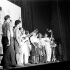 Torino, Teatro Alfieri – Il coro del NCI – si riconoscono da sinistra: Policarpo Lanzi, Bruno Fontanella, Amedeo Merli, Jo Garceau, Paolo Ciarchi, Silvia Malagugini, Gualtiero Bertelli, Cati Mattea, Rudi Assuntino – Foto © Giorgio Vezzani