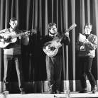 Franco Coggiola tra Piero Sciotto alla chitarra e Gianni Ghè al triangolo durante le prove dello spettacolo “Domani Alessandria ieri, oggi noi” al Teatro di via Vescovado di Alessandria nel 1968. Foto © Gianmaria Vergano