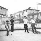 Franco Coggiola con Amedeo Merli, Delio Chittò e Policarpo Lanzi del Gruppo Padano di Piàdena durante la “Ricerca Urbana”, Milano 1966. Foto © Riccardo Schwamenthal / CTSimages – Phocus