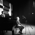 Franco Coggiola con Teresa Viarengo sul palco del teatro Alfieri al Folk Festival 1, Torino, 1965. Foto © Riccardo Schwamenthal / CTSimages - Phocus