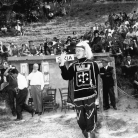 Gianni Bosio alla Carbonaia di Costabona nel 1966 durante la ricerca sui Maggi della Bismantova. Foto © Renzo Filippi / Archivio Romolo Fioroni