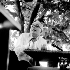 Gianni Bosio alla riunione del Nuovo Canzoniere Italiano nella casa di Gioietta Dallò, Biandronno (Va), 1966. Foto © Riccardo Schwamenthal / CTSImages – Phocus