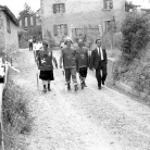 Romolo Fioroni accompagna tre maggerini con il costume dei “malandrini” – Campagna di ricerca sui Maggi – Costabona 1966 – Foto © Giorgio Vezzani
