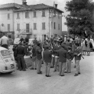 La Banda di Cinquecerri di Ligonchio in piazza prima della partenza – Campagna di ricerca sui Maggi – Costabona 1966 – Foto © Giorgio Vezzani