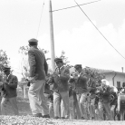 La Banda di Cinquecerri di Ligonchio in marcia – Campagna di ricerca sui Maggi – Costabona 1966 – Foto © Giorgio Vezzani
