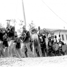 La Banda di Cinquecerri di Ligonchio in marcia – Campagna di ricerca sui Maggi – Costabona 1966 – Foto © Giorgio Vezzani