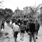 La Banda di Cinquecerri di Ligonchio e Maggerini in marcia – Giuseppe Morandi con la macchina da presa – Campagna di ricerca sui Maggi – Costabona 1966 – Foto © Giorgio Vezzani