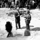 Mario Prati [con il cappello] e Romolo Fioroni alla Carbonaia – Campagna di ricerca sui Maggi – Costabona 1966 – Foto © Giorgio Vezzani
