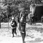 Cilene alla città del Sole” alla Carbonaia – Maggerini e Battista Prati violino, Ruggero Cappelletti chitarra, Giuseppe Morandi alla cinepresa – Campagna di ricerca sui Maggi – Costabona 1966 – Foto © Giorgio Vezzani