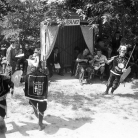 “Cilene alla città del Sole” alla Carbonaia – Maggerini e Battista Prati violino, Ruggero Cappelletti chitarra – Campagna di ricerca sui Maggi – Costabona 1966 – Foto © Giorgio Vezzani