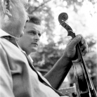 I musicisti del Maggio – Battista Prati violino, Ruggero Cappelletti chitarra – Campagna di ricerca sui Maggi – Cinquecerri 1966 – Foto © Giorgio Vezzani
