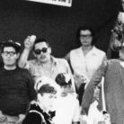 Particolare della foto 9. Si riconoscono (da sinistra) Sergio Lodi, Dante Bellamio, Ivan Della Mea con il microfono, Clara Longhini, Alberto Conti con la cinepresa e, girato di fianco, Gianni Bosio. Campagna di ricerca sui Maggi, Costabona 1966. Foto © Riccardo Schwamenthal / CTSimages.com – Phocus