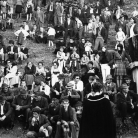 “Cilene alla città del sole” – Il pubblico alla Carbonaia – Campagna di ricerca sui Maggi, Costabona 1966. Foto © Riccardo Schwamenthal / CTSimages.com – Phocus