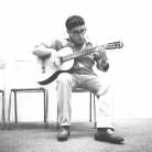 Ivan Della Mea alla Casa della Cultura, Milano, 1965. Foto © Riccardo Schwamenthal / CTSimages – Phocus