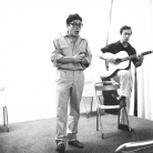 Ivan Della Mea con Gaspare De Lama alla chitarra alla Casa della Cultura, Milano, 1965. Foto © Riccardo Schwamenthal / CTSimages – Phocus