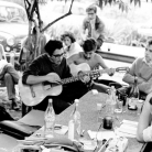 Ivan Della Mea alla Riunione del Nuovo Canzoniere Italiano in casa di Gioietta Dallò, Biandronno (Va), 1966. Nella fotografia si riconoscono inoltre: Gianfranco "Micio" Azzali, Gioietta Dallò, Paolo Ciarchi, Bruno Pianta, Gianni Bosio, Franco Coggiola, Tullio Savi. Foto © Riccardo Schwamenthal / CTSImages – Phocus