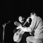 Ivan Della Mea con Rudi Assuntino al Folk Festival 1, Parco Basso di Venaria Reale (To), 1965. Foto © Riccardo Schwamenthal / CTSImages – Phocus