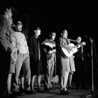 Ivan Della Mea con Policarpo Lanzi, Hana Roth, Elena Morandi, Bruno Pianta, Leoncarlo Settimelli e Amedeo Merli al Folk Festival 1, Parco Basso di Venaria Reale (To), 1965. Foto © Riccardo Schwamenthal / CTSImages – Phocus