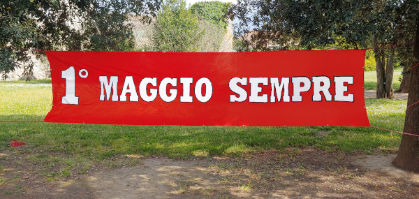Uno striscione rosso legato a due tronchi d'albero nel giardino dell'Istituto