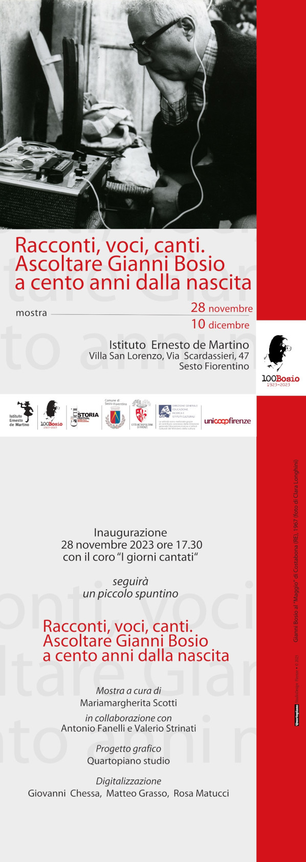 Cartolina della mostra per il centenario della nascita di Gianni Bosio “Racconti voci canti - Ascoltare Gianni Bosio a cento anni dalla nascita”. In alto c’è una fotografia in bianco e nero che ritrae Gianni Bosio di profilo, seduto su una sedia, all’aperto, leggermente curvo davanti a un magnetofono: ascolta il nastro di una registrazione che ha fatto poco prima attraverso un paio di cuffie bianche. La foto è di Clara Longhini. Sotto la foto ci sono le informazioni sulla mostra che si possono leggere nel testo del post.