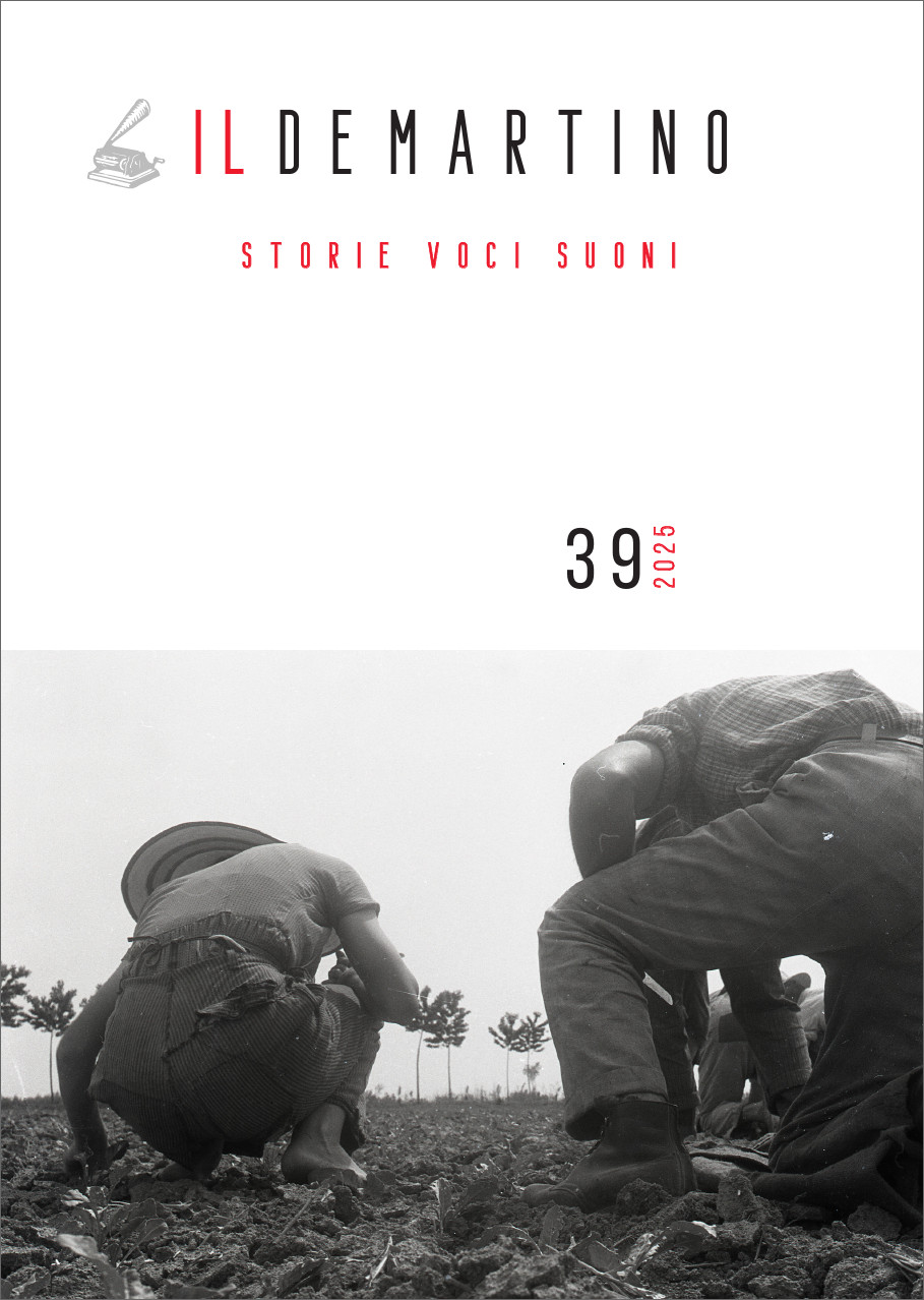 Copertina del numero 39 (2025) della rivista "Il de Martino - Storie voci suoni". In alto, su sfondo bianco c'è il titolo, preceduto da una piccola illustrazione raffigurante un vecchio grammofono a manovella. Nella metà bassa della copertina c'è una foto in bianco e nero che ritrae da dietro una donna e un uomo accucciati su un terreno coltivato, impegnati a raccogliere ortaggi.