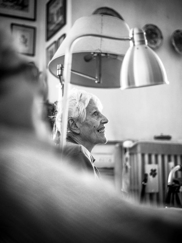 Giulia Bosio ritratta di profilo, sorridente, a casa sua, a Milano, poco tempo fa.