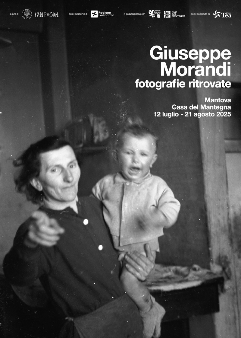 Locandina della mostra “Giuseppe Morandi - Fotografie Ritrovate”, con una foto in bianco e nero che ritrae una donna in una stanza disadorna che indica l'obiettivo a un bambino biondo che tiene in braccio, piangente.