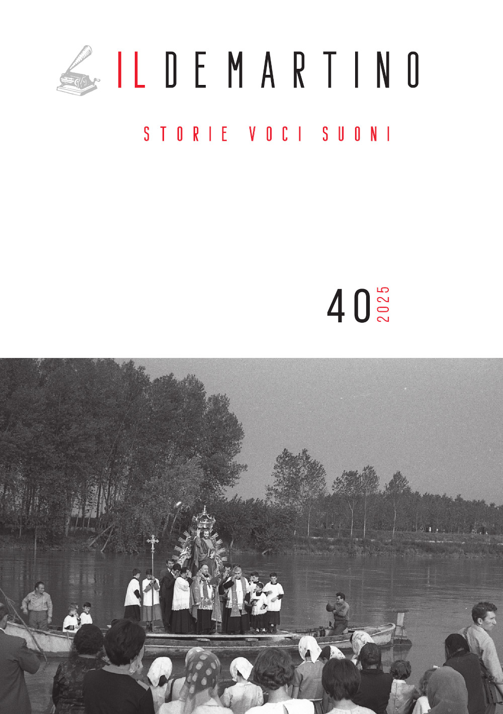 Copertina del numero 40 della rivista «Il de Martino. Storie voci suoni» (2025). La copertina è divisa in due rettangoli; in quello superiore, a destra di una piccola illustrazione grigia raffigurante un magnetofono, c'è la scritta «Il de Martino»; sotto quella, in rosso, «Storie voci suoni». Al piede del rettangolo superiore c'è il numero «40» in nero e, a destra di quello, girato di 90 gradi in senso antiorario, il numero «2025».
Il rettangolo inferiore è costituito da una fotografia in bianco e nero che ritrae una barca che galleggia nell'acqua di un fiume a poca distanza dalla riva da cui la foto è stata scattata e su cui sono presenti tante persone, soprattutto donne, di spalle, che guardano verso la barca. Al centro della barca c'è una scultura che ritrae un santo seduto su uno scranno di foggia barocca. Davanti alla statua c'è un prete con le mani alzate in segno di benedizione, attorniato da altri prelati e chierichetti. Sullo sfondo, oltre il fiume, c'è l'altra riva, con tanti pioppi davanti al cielo.