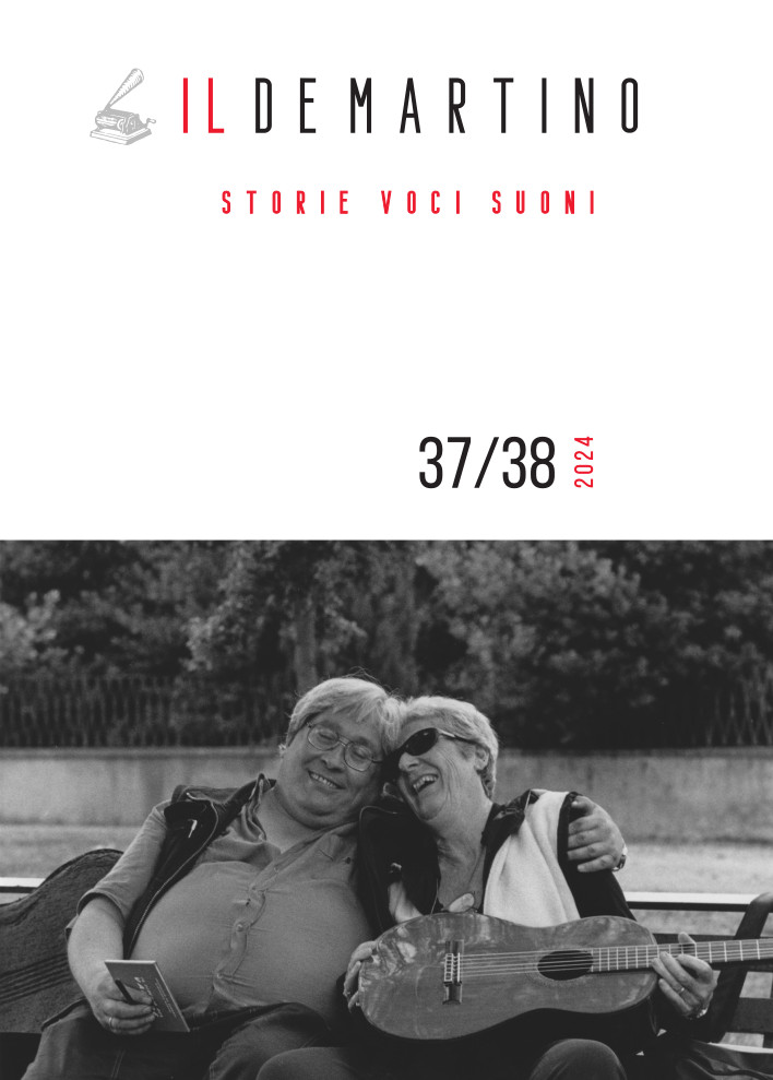Copertina del numero 37/38 (2024) della rivista «Il de Martino - Storie voci suoni». In basso c'è una foto che ritrae Ivan Della Mea e Giovanna Marini seduti su una panchina, abbracciati e ridenti.