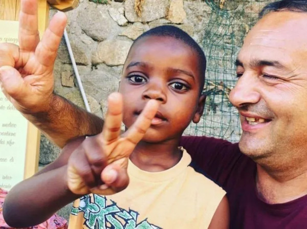 Mimmo Lucano e un bimbo