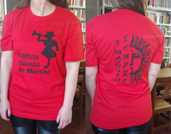 Nuova maglietta ufficiale dell’Istituto Ernesto de Martino: è rossa, e davanti, in nero su rosso, ha l'omino con la trombetta e la scritta “Istituto Ernesto de Martino”; dietro ha, sempre in nero su rosso, il sole faccione dei “Dischi del Sole” a metà (la sua metà sinistra), che spunta dalla scritta “1° maggio sempre”, alla sua sinistra