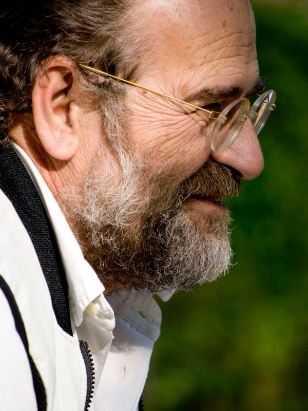 Paolo Pietrangeli ritratto di profilo, sorridente.