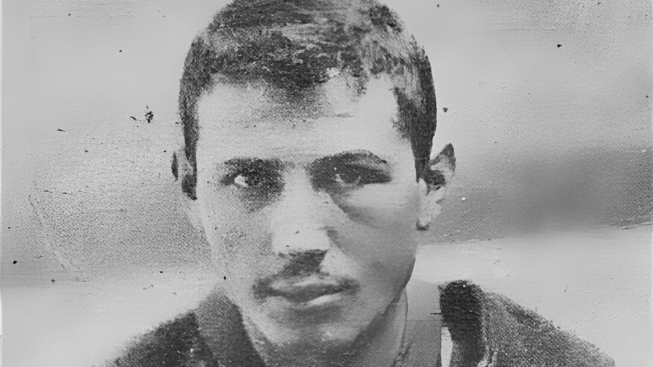 Una foto in bianco e nero che ritrae da davanti il volto e le spalle di Sante Geronimo Caserio.