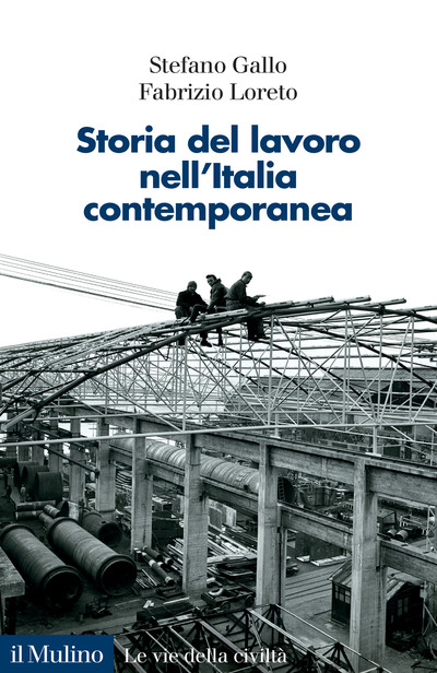 Copertina del libro “Storia del lavoro nell’Italia contemporanea”. La foto di copertina ritrae tre operai appollaiati sui tubi della parte superiore di una tensostruttura che sarà lo scheletro della copertura di una costruzione industriale.