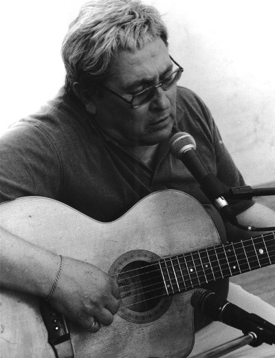 Ivan Della Mea con la chitarra