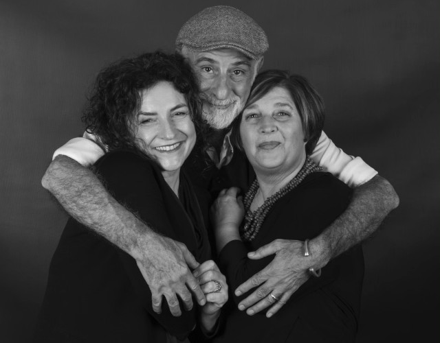 Una foto in bianco e nero che ritrae Michele Manca, Flaviana Rossi e Patrizia Rotonda strette in un abbraccio.